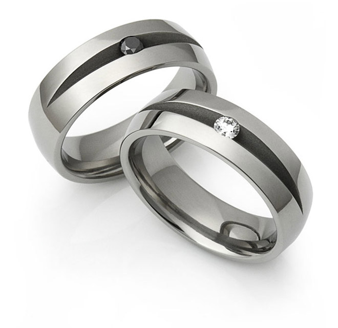 V-cut Titanium rings with wite and black diamonds