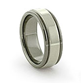 Round sides titanium rings with gold center